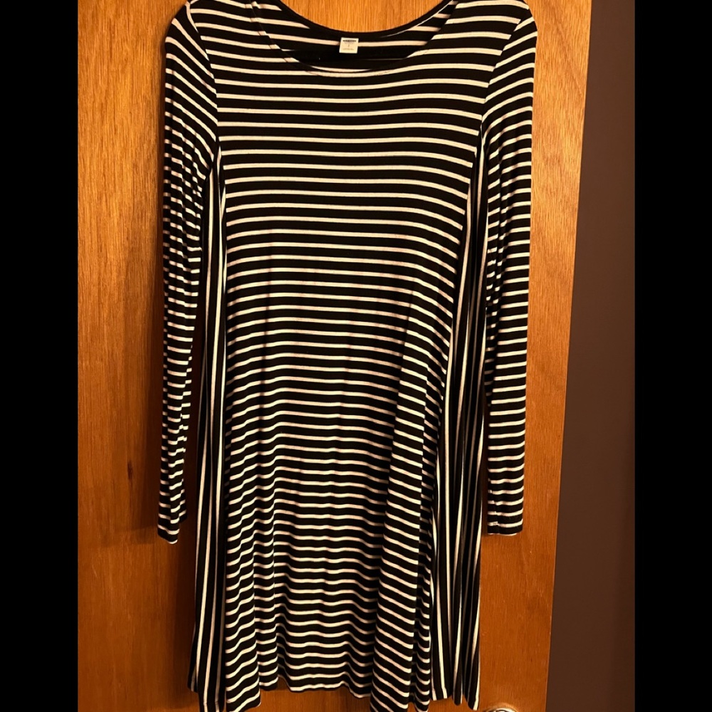 Black and White Long Sleeve Flowy Dress Size Small